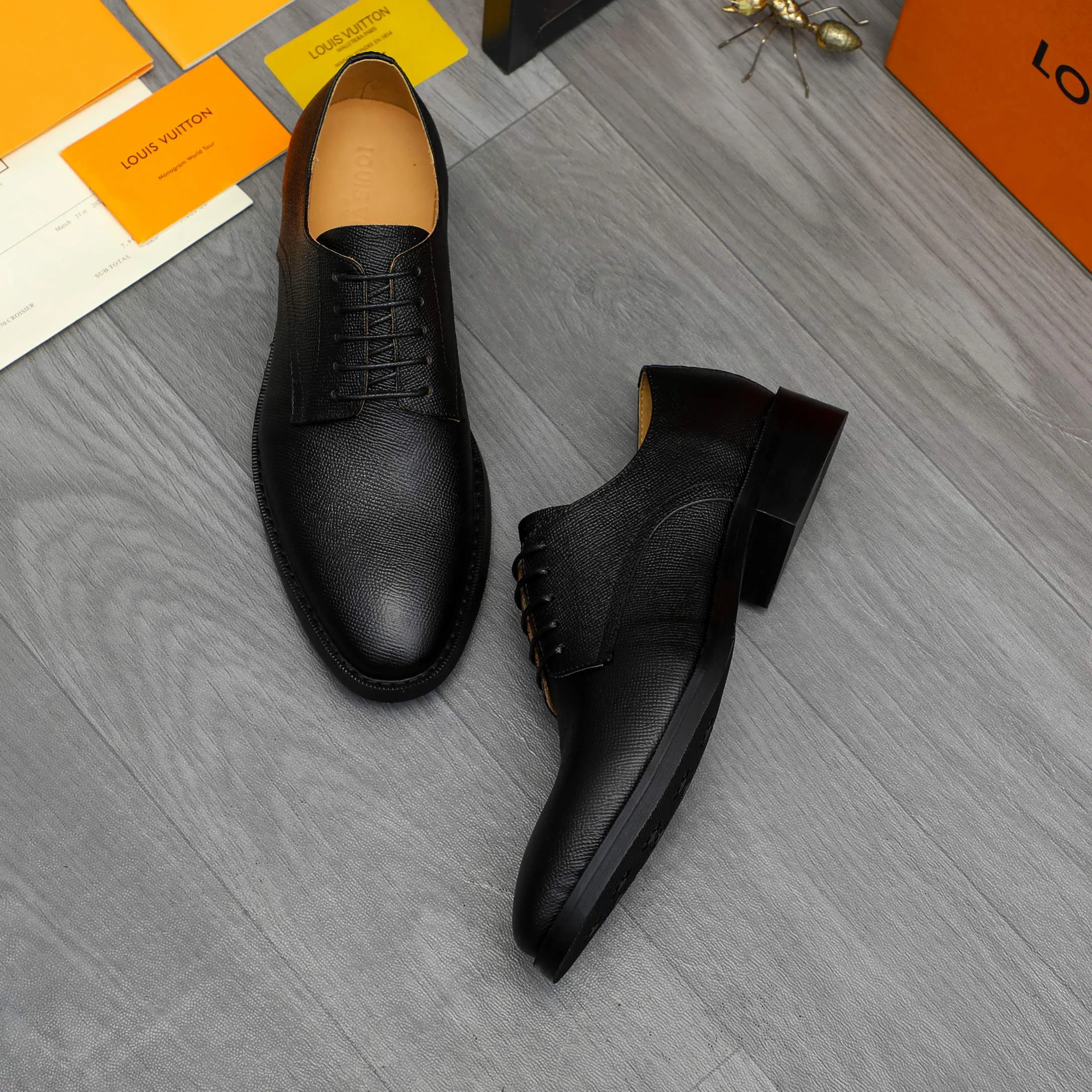 Men's shoes 💰500 Product trademark: LV "Louis Vuitton" business formal leather shoes Regular size: 39-45 (.45 customization is non-returnable) Product materials: Selected pebbled cowhide upper, cowhide lining, original rubber outsole